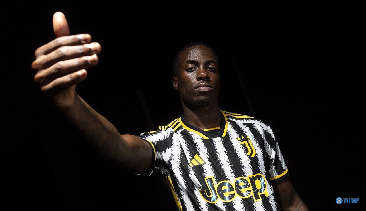 他奋力冲抢 他奋力冲抢